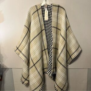 Chico’s REVERSIBLE PLAID RUANA WRAP NWT.